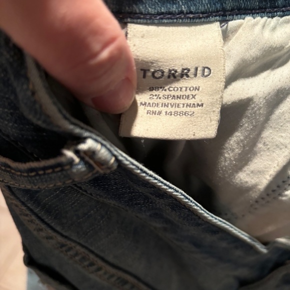 Torrid Distressed Cropped Mid Rise Jeans in Size 12 - Picture 5 of 7